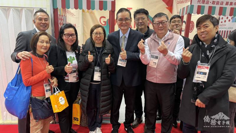 美食協會理事們和樂活公司總經理顧祖欣（前右3）團隊合影