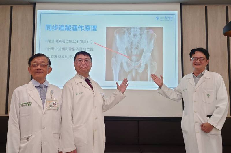 奇美醫院放射腫瘤部部長何聖佑（左1）11日在院內衛教宣導會表示，新一代放射治療系統智能螺旋刀搭配即時追蹤技術，可提升治療精確度。中央社記者楊思瑞攝