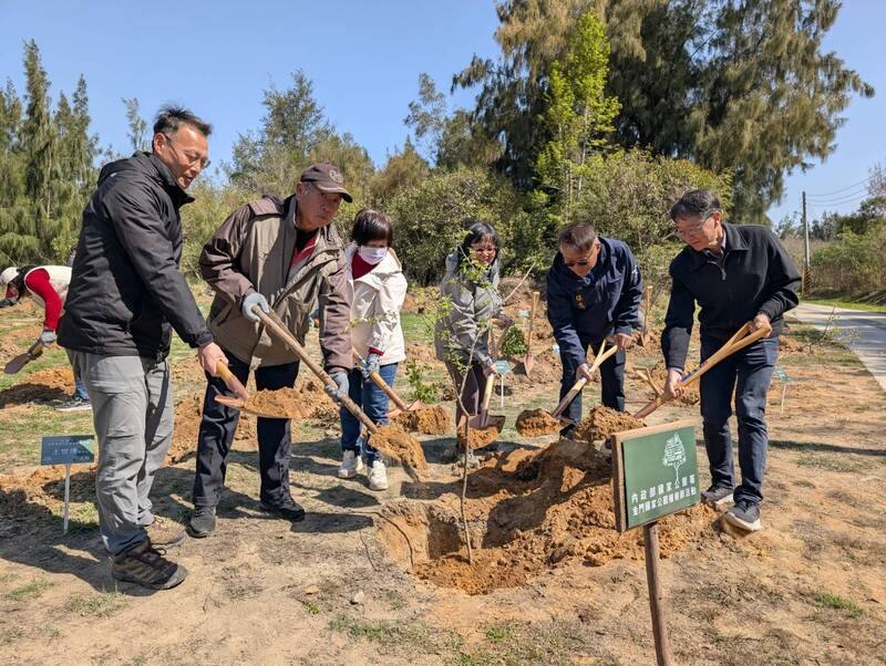 金門國家公園管理處11日舉行民國115年植樹節活動，結合社區、校園共同於山后船型堡停車場植下208株喬、灌木，盼為鳥類、昆蟲提供多層次棲息與覓食空間。中央社記者吳玟嶸攝