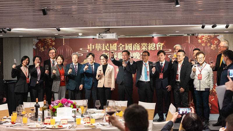 僑務委員會副委員長李姸慧(左4)出席，與政、商界交流（總統府提供）