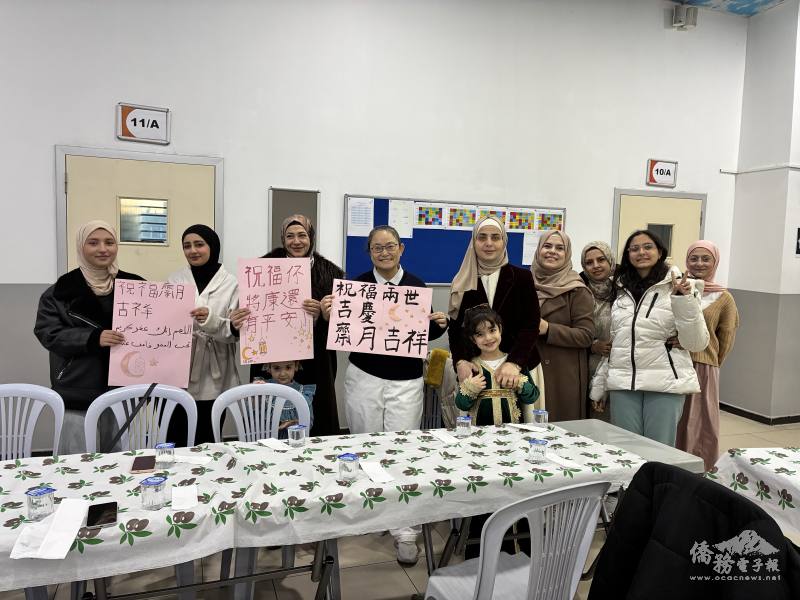 滿納海中文班學生展示齋月祝福海報，分享節日喜悅