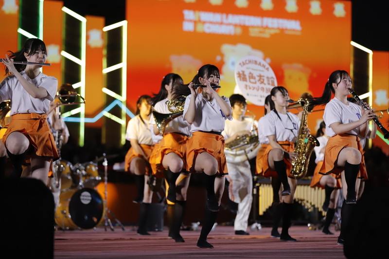 2026台灣燈會在嘉義，展出期間精彩不斷，日本京都橘高校吹奏樂部121期畢業校友樂團10日晚間現身主舞台演出，獲得觀眾熱烈掌聲。