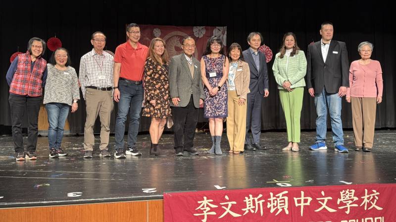 校長吳天麗(左七)與校董、前校長與貴賓西東大學教授梁伯華(左六)、新澤西中文學校協會會長戴松昌(左八)、美東中文學校協會會長林美華(左九)等出席賀年