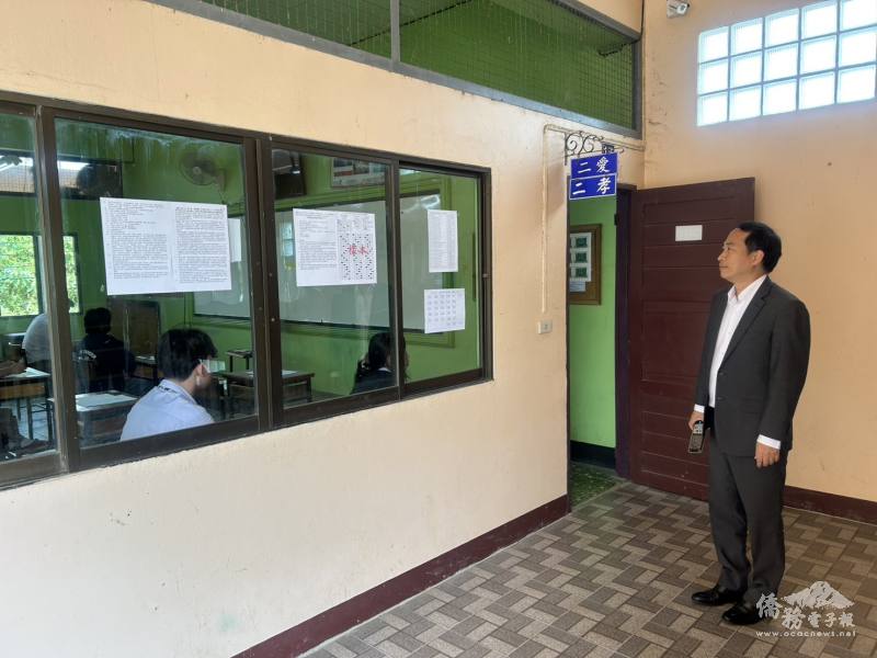 組長許世榕巡視考場