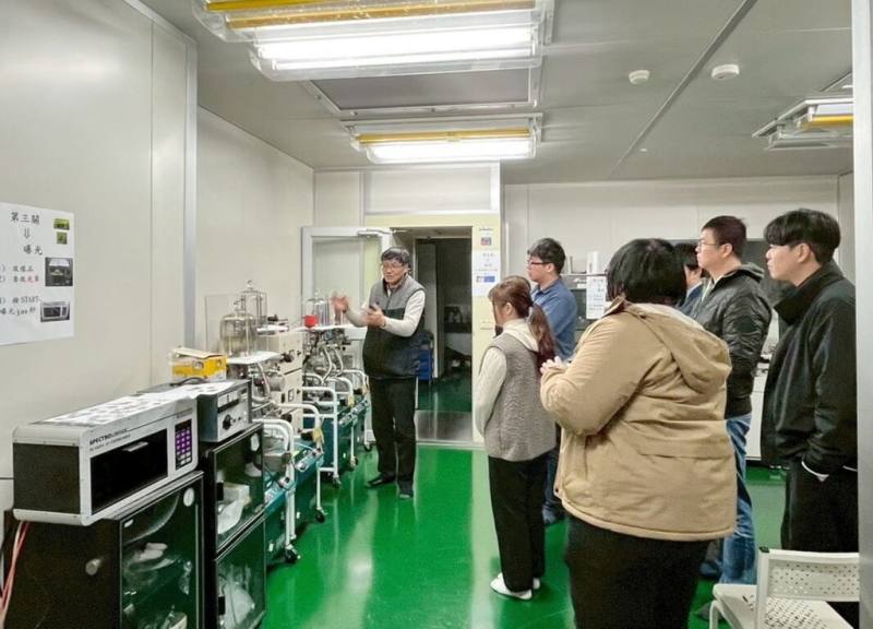 嘉義大學規劃半導體學程獲台積電審核通過，正式納入「台積電半導體學程」人才培育計畫，115學年度起開課。圖為嘉大電物系黃光室曝光顯影蝕刻半導體製程實驗教學設施。 （嘉大提供）