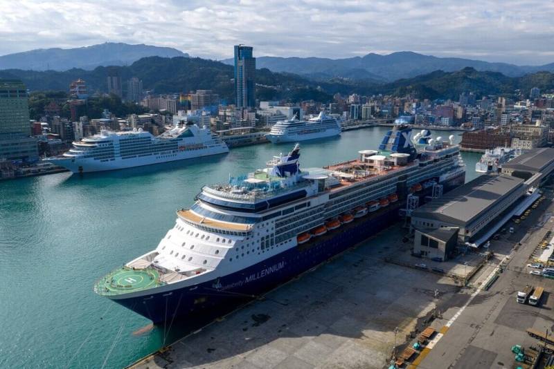 基隆港務分公司表示，基隆港11日迎接3艘搭載外國旅客到台灣觀光的郵輪，進出港的外籍旅客超過6000人次，這也是睽違7年，基隆港再次出現3艘郵輪同時在港盛況，預計18日再度迎接3輪同靠港。（基隆港務分公司提供）