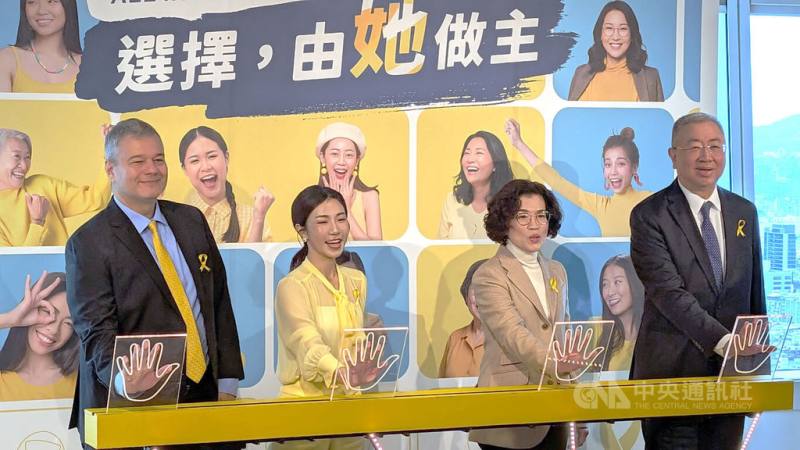 不少女性經痛會想吞止痛藥解決，或忍一忍就算了。台灣子宮內膜異位症學會理事長黃泓淵（右1）12日出席衛教記者會提醒子宮內膜異位症風險，網紅江老師（左2）則以病友家屬身分分享經驗