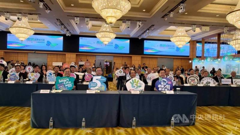 第5屆高雄智慧城市論壇暨展覽（KSCSE）將於20日開幕，11日舉行展前記者會，高雄市副市長林欽榮（前右2）等人出席