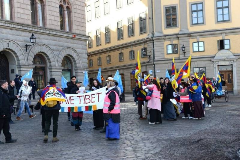 瑞典圖伯特（西藏）團體V-TAG在斯德哥爾摩舉辦抗暴日67週年紀念遊行，呼應達賴喇嘛（Dalai Lama）提出的「慈悲年」，以慈悲心與團結力量對抗壓迫。（V-TAG提供）
