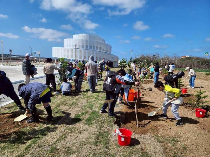 澎湖觀光旅遊旺季將至，交通部觀光署澎湖國家風景區管理處11日在中屯觀景台園區舉辦植樹活動，為遊憩新景點增添綠意，提供遊客更優質的觀海景點。（澎湖國家風景區管理處提供）
