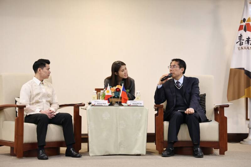菲律賓甲美地市長Denver Chua（左）11日到台南市參訪，並拜會市長黃偉哲（右），雙方期盼交流合作。（台南市政府提供）