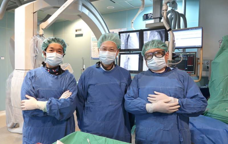 苗栗7歲女童因流感住院觀察，意外查出患有「開放性動脈導管（PDA）」，大千醫院小兒心臟科醫師詹裕仁（左）與台中榮總院長傅雲慶（中）聯手，共同完成苗栗縣首例兒童心導管微創手術。（大千醫院提供）