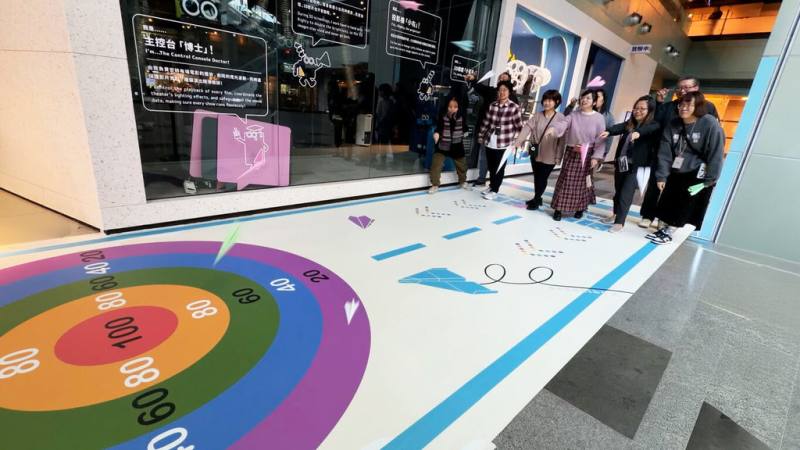 國立台灣科學教育館14日下午3時14分辦圓周率挑戰，號召民眾投擲紙飛機，結合圓周率實驗，現場推算π值。（科教館提供）