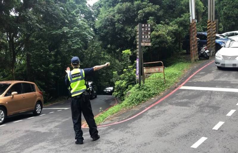 台北市警察局交通警察大隊表示，竹子湖海芋及繡球花季於3月13日起至6月21日止舉行，陽明山部分路段於例假日期間將實施交通管制。（台北市警察局交通警察大隊提供）