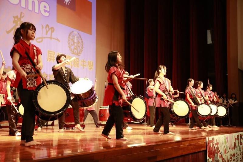 日本岡山學藝館高等學校師生12日到訪屏東屏榮高中，帶來氣勢十足的和太鼓表演，展現日本傳統藝術魅力。（屏榮高中提供）
