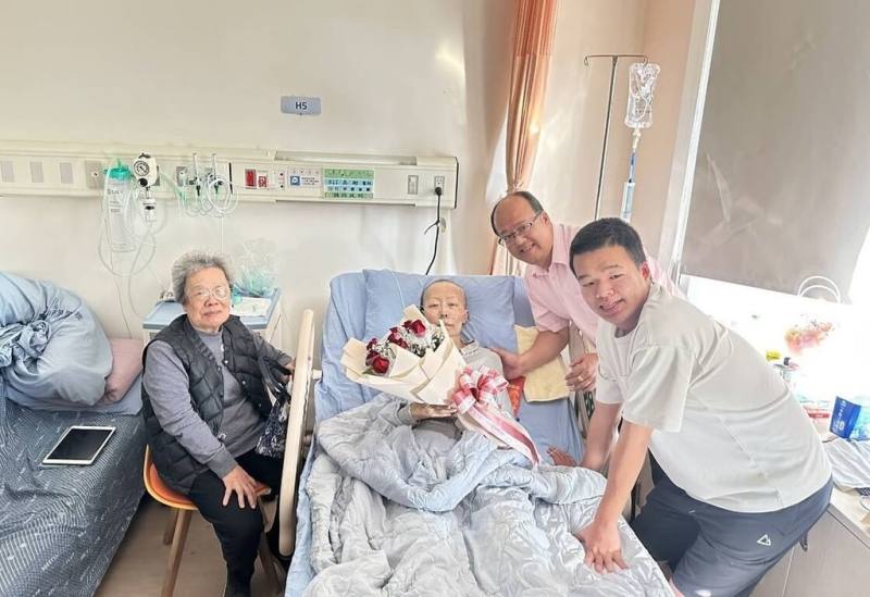 衛福部苗栗醫院表示，52歲黃姓婦人與乳癌奮戰多年，在抵達生命終點前主動表達捐贈眼角膜，並獲家人支持，日前完成捐贈手術，遺愛人間。圖為115年2月家人在病房替她慶生，留下珍貴溫馨畫面。（苗栗醫院提供）