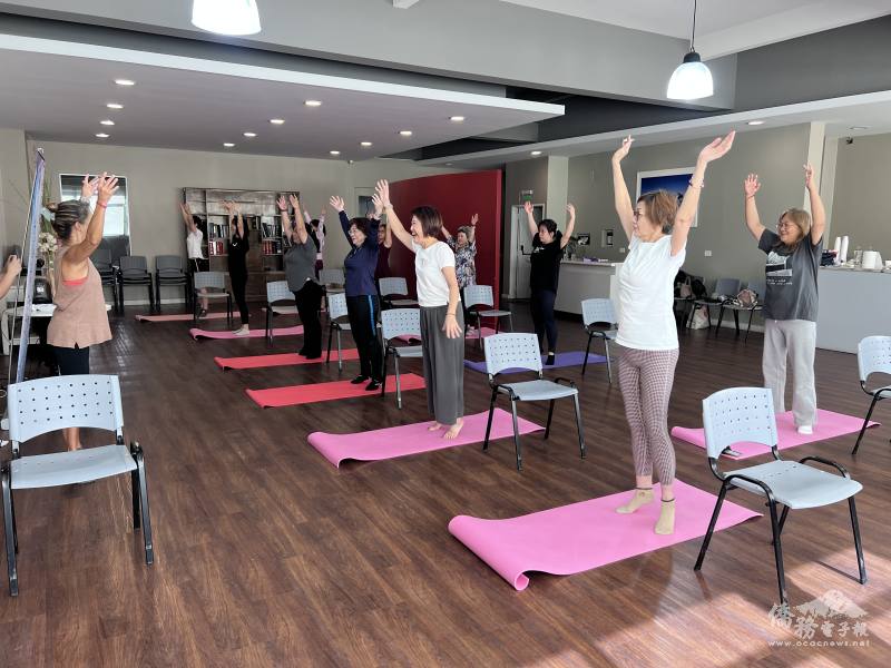 世華姊妹們專注伸展與拉筋