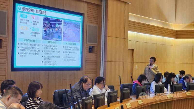 新北市環保局長程大維（右立者）11日在市政會議專案報告表示，新北市全面推動CLEAN 5大行動，從市容整潔深化至淨零轉型，為市民創造永續城市新環境