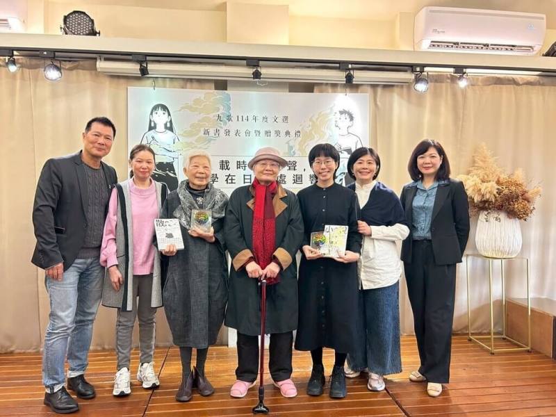 「九歌114年度文選」新書發表會暨贈獎典禮11日在台北紀州庵文學森林舉行，作家季季（中）大病初癒仍筆耕不輟，同時入選「年度散文選」及「年度小說選」。（九歌出版提供）