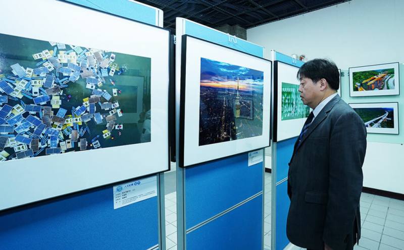 文化大學與「看見．齊柏林基金會」及「慈濟慈善事業基金會」合作舉辦「飛閱台灣」空拍攝影展，展出「齊柏林飛閱台灣攝影獎」第2屆得獎作品。（文大提供）