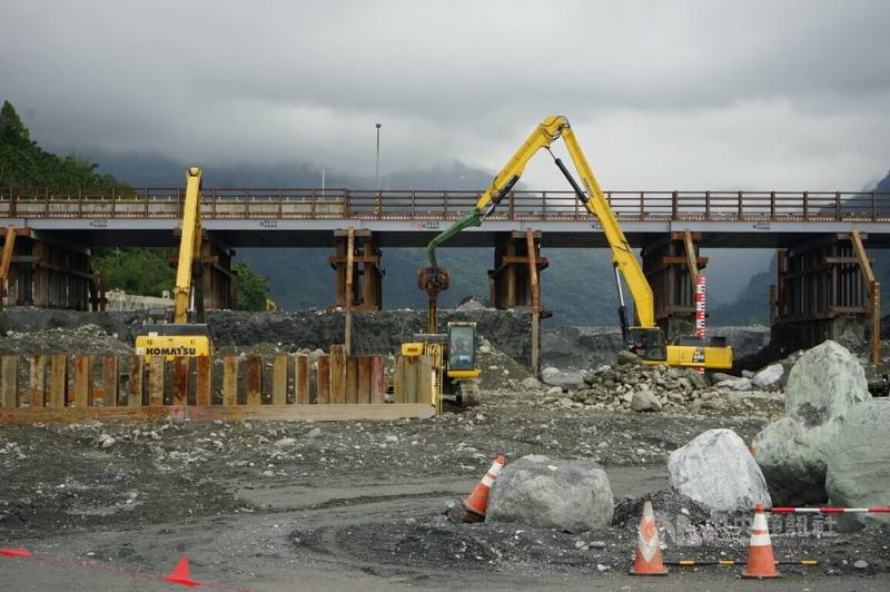 花蓮光復馬太鞍溪橋因堰塞湖洪災沖毀，復建橋預計今年完成北上線雙向通車，116年南下線完工