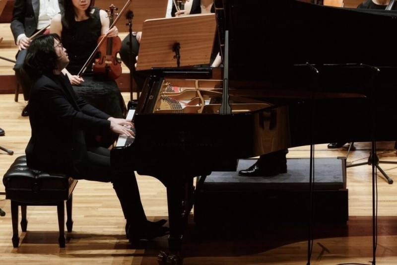 蕭邦國際鋼琴大賽銀獎得主反田恭平（Kyohei Sorita）（前）再度訪台，將攜手NSO國家交響樂團合作布拉姆斯「第一號鋼琴協奏曲」。（NSO提供）