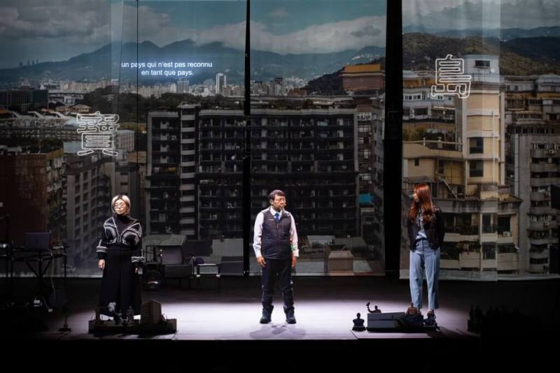 圖為舞台劇「這不是個大使館」2024年11月14日至17日於巴黎秋天藝術節巡演4場。（巴黎秋天藝術節提供）