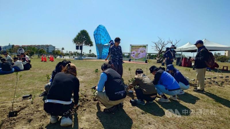 交通部觀光署雲嘉南濱海國家風景區管理處12日在嘉義布袋高跟鞋教堂園區舉辦植樹節活動，邀布袋鄉親種植約500株耐鹽、耐強風的喬灌木綠化環境