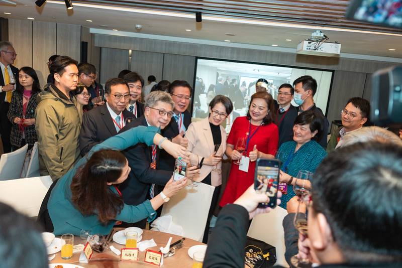 副總統和與會貴賓交流及合影