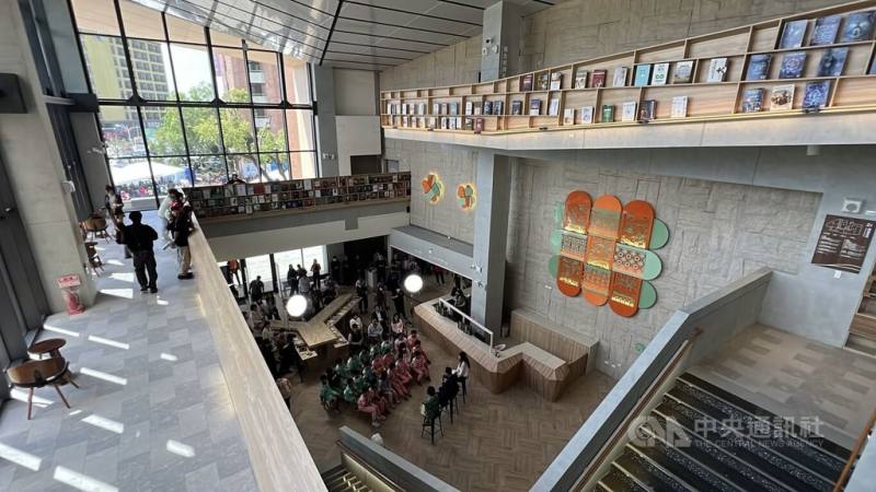 台東市新地標台東縣立圖書館12日試營運，不只是知識寶庫，更是台東人重要藝文休憩空間，成為台東新打卡景點