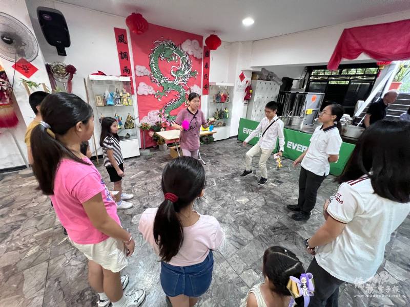 小朋友體驗踢毽子傳統童玩