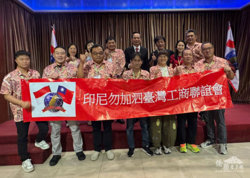 洪振榮與勿加泗臺商會團隊開心合影
