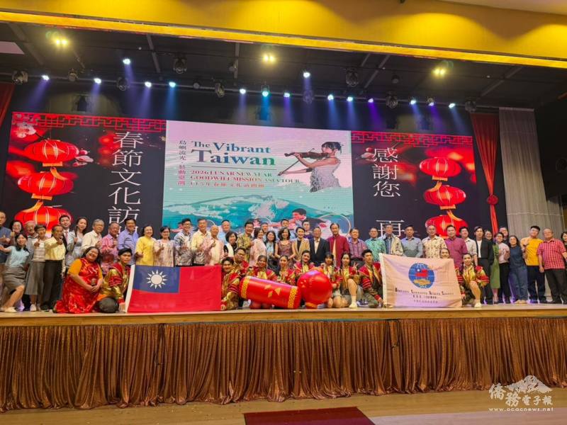 連玉蘋與臺灣特技團、20餘位貴賓們及幕後工作人員大合照