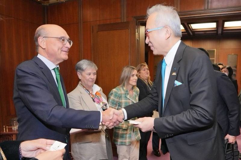 外交部政務次長吳志中（右1）11日午宴款待西班牙國會議員尤瑞阿提（Mikel Legarda Uriarte，另譯：雷卡達，左1）等一行6人。（外交部提供）