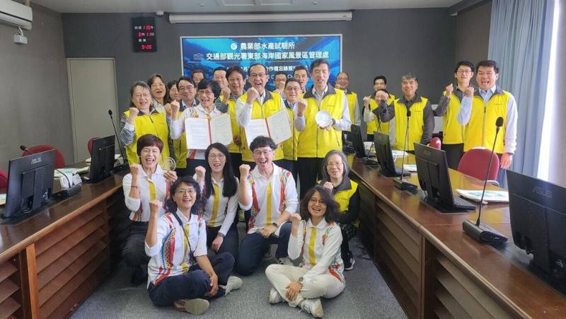 交通部觀光署東部海岸國家風景區管理處與農業部水產試驗所11日簽署合作備忘錄，雙方將針對藍碳生態系復育、主題遊程建構、以及永續觀光與ESG永續目標等面向合作。（東部海岸國家風景區管理處提供）