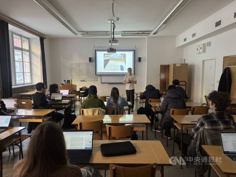 走進捷克查理大學的課堂，台灣議題成為學生討論焦點。在「台灣講座」計畫下，查理大學開設多門聚焦台灣的課程，學生就台灣的宗教文化、國族建構與數位民主展開討論