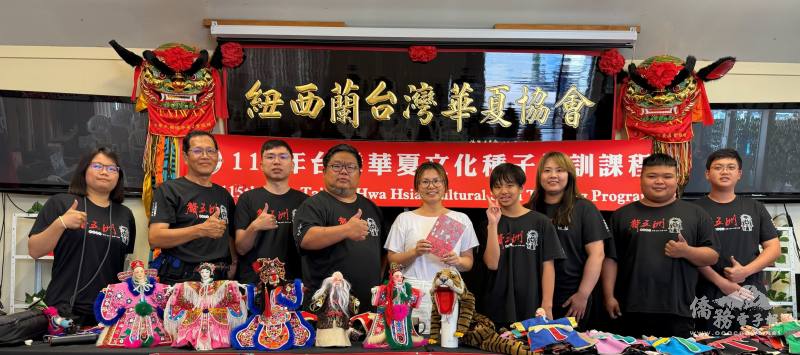 聲五洲布袋戲團全體團員與華夏協會理事長林涵婷合影