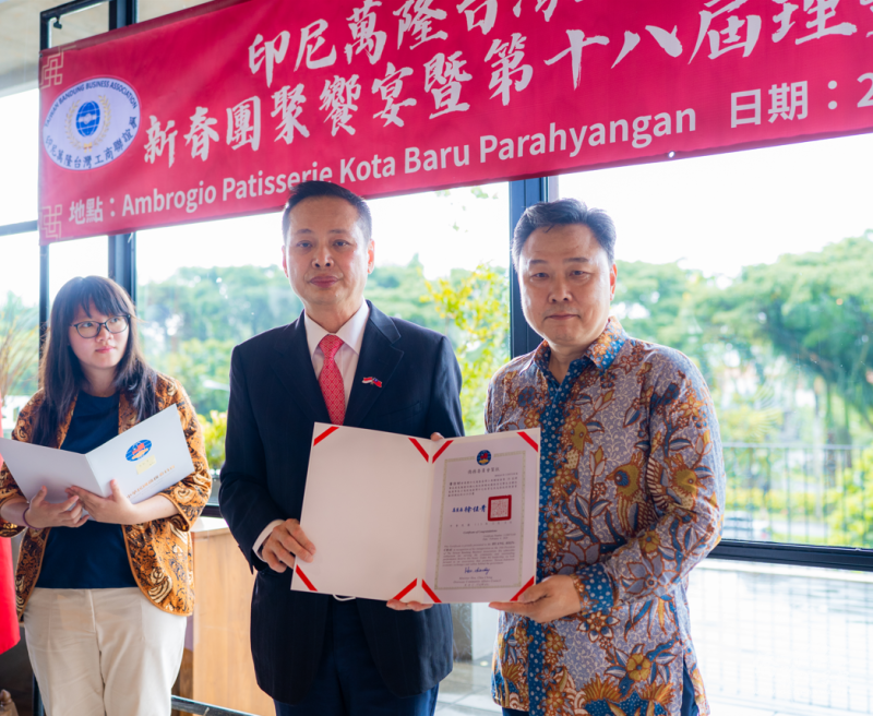 駐印尼代表處大使洪振榮(左)恭賀萬隆台灣工商聯誼會新任理事長黃信財(右)