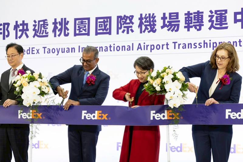 副總統與現場貴賓一同進行剪綵儀式