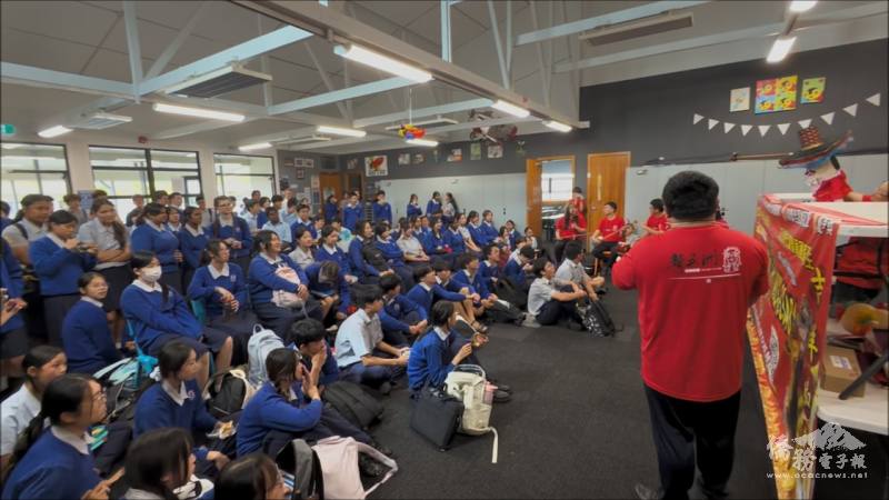 東區主流高中學生聚精會神觀賞表演