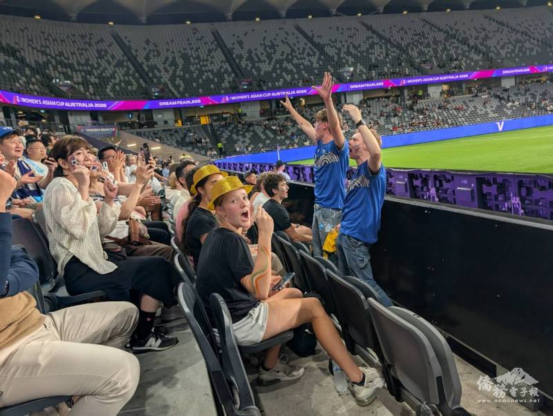 2位澳洲少年帶領大家呼喊「Taiwan let's go Taiwan」口號強力應援