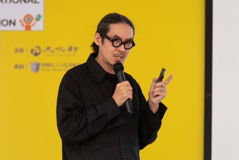 創作者高鵬翔耗時5年完成「臺灣活版時代」一書，踏訪全台僅存的鑄字行與印版店，以極為細膩的手繪圖解，重現臺灣活版印刷的工序與記憶，榮獲德國萊比錫書藝基金會主辦「世界最美麗的書」榮譽獎。（台北書展基金會提供）