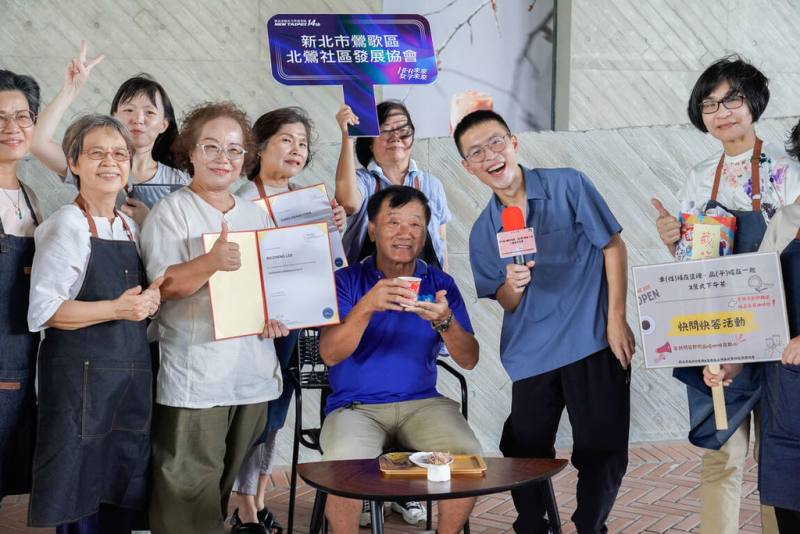 鶯歌區公所民政災防課長楊祚榮（右2）12日獲新北市政府表揚績優社政人員，他與協會等基層打成一片，輔導鶯歌在地社區發展協會參與各項評鑑與競賽，屢創佳績。（新北市府社會局提供）