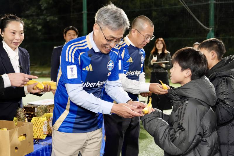 農業部陳駿季部長致贈香蕉