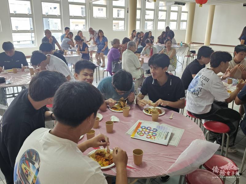 團員互相交流並回憶台灣行點滴