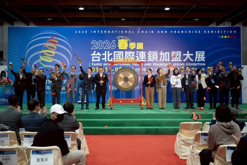 副總統與現場貴賓一同進行開展儀式