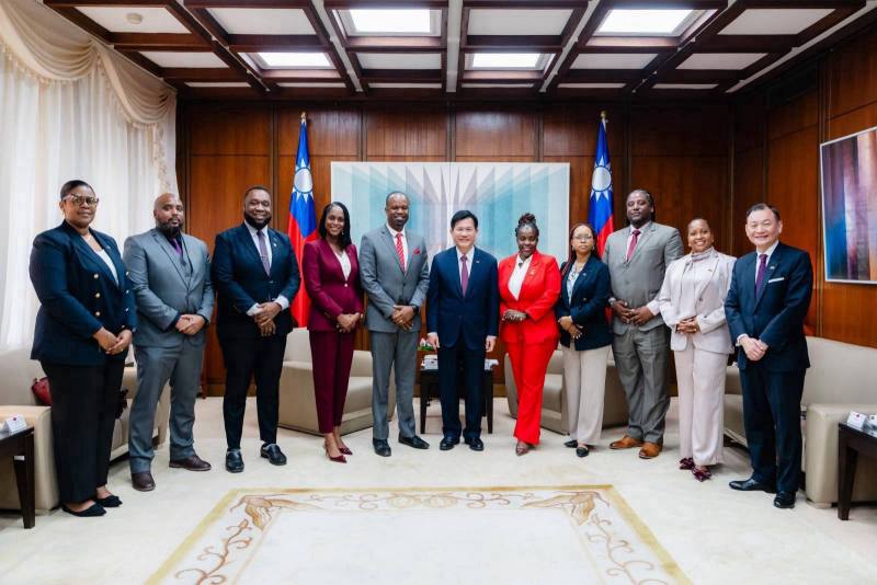 外交部長林佳龍（中）與聖克里斯多福及尼維斯聯邦工程部長梅納伉儷（Konris Maynard，左五及左四）、永續發展暨環境部長柯拉克（Joyelle Clarke，右五）及訪團成員合影