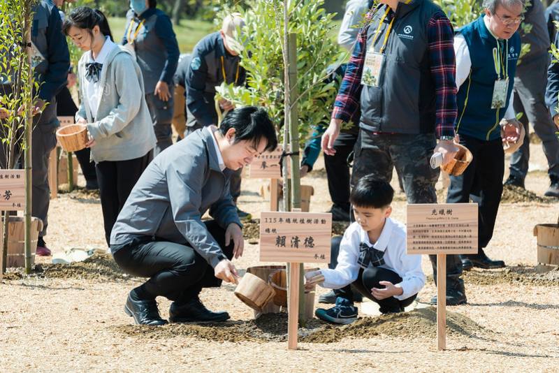 賴清德總統12日上午前往桃園出席「原地扎根．韌性森活」植樹活動