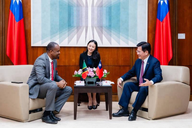 外交部長林佳龍（右）會晤聖克里斯多福及尼維斯聯邦工程部長梅納（Konris Maynard，左）