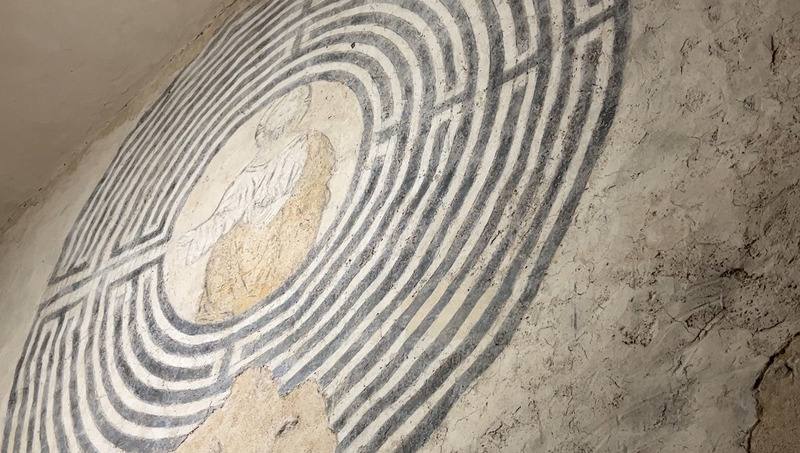 阿拉特里最受矚目的古藝術品，是一幅將基督畫在迷宮中心的中世紀濕壁畫，主題十分特殊。